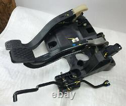 Chevrolet Spark Mk1 2010-15 Pedal Box Assembly With Clutch Pedal 95962968 (2011)