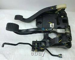 Chevrolet Spark Mk1 2010-15 Pedal Box Assembly With Clutch Pedal 95962968 (2011)