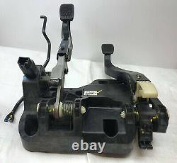 Chevrolet Spark Mk1 2010-15 Pedal Box Assembly With Clutch Pedal 95962968 (2011)