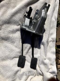 Jaguar XJ6 LHD Clutch / Brake Pedal Box 1974 -87 With Cylinder, With Pads