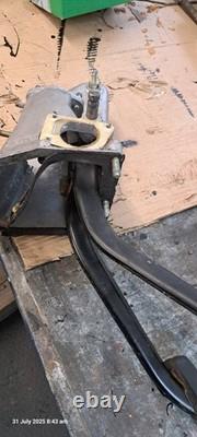 Assemblage de la boîte de pédales d'embrayage et de frein de la Jaguar XJ6 X300 avec boîte manuelle