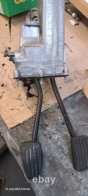 Assemblage de la boîte de pédales d'embrayage et de frein de la Jaguar XJ6 X300 avec boîte manuelle